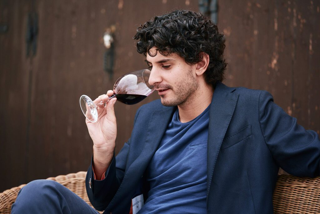 Alessandro Medici, tasting wine