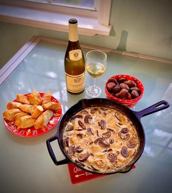 mushroom chicken bake with chardonnay wine and French bread (1)