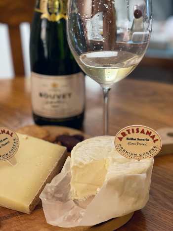 Bouvet Ladubay Signature Brut with Brillat-Savarin is a perfect wine & cheese pairing